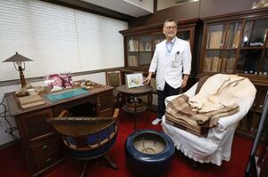 故中田瑞穂・新大名誉教授の愛用品などを集めた記念室＝新潟市中央区