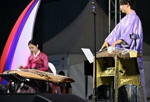 12日、ソウルで開かれた「日韓交流おまつり2025」で、日本の琴と朝鮮伝統楽器の協奏を披露する演者ら=12日(共同)