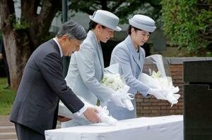 原爆落下中心地碑に供花される天皇、皇后両陛下と愛子さま=12日午後、長崎市