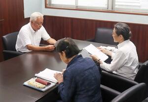 東京電力柏崎刈羽原発を巡って住民団体が刈羽村に行った申し入れ=刈羽村役場