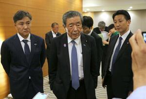 県内の農業団体と面会後、報道陣の取材に応じる自民党の森山裕幹事長=12日、新潟市中央区