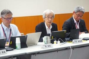 地震調査委員会の会合で発言する小原一成委員長(中央)=9日午後、東京都千代田区