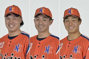 左から小西慶治内野手、永澤蓮士内野手、園部佳太内野手