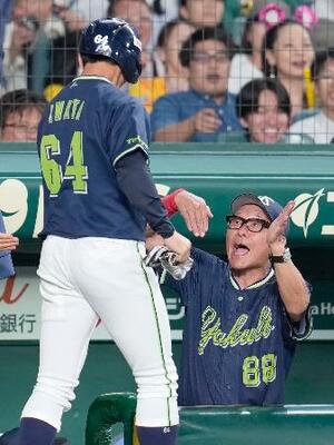 8回、生還した岩田(左)を迎えるヤクルト・池山監督=甲子園