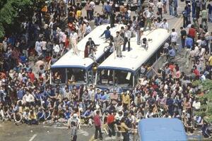 1980年5月21日、韓国・光州でデモに参加する市民ら(イチャンソン撮影、5・18記念財団提供=共同)