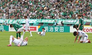 東京Vに0-1で敗れ、肩を落とす新潟の選手=東京・味の素スタジアム