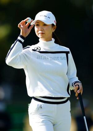 第3日、15番でバーディーを奪い、声援に応える金沢志奈。通算6アンダーで首位=宮崎CC