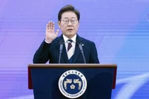 韓国国会で就任宣誓する李在明大統領=6月4日、ソウル(共同)