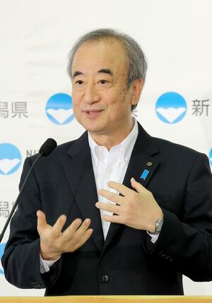 原発立地地域の振興に関する特別措置法の対象地域拡大について述べる花角英世知事=28日、県庁