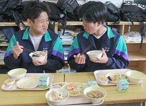 五泉市が受験生を応援しようと提供したレンコンサラダなどを味わう生徒ら=1日、同市南本町2
