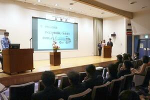 留学生に日本でのルールを説明する新潟中央署員=新潟市中央区礎町通3のクロスパルにいがた