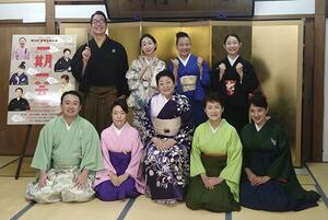 「豪華浪曲大会」に出演する天中軒雲月さん（前列中央）ら。後列左は実行委員長の玉川太福さん