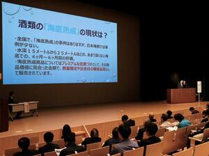 上越市の新産業創造支援制度を活用した企業の事業やメイド・イン上越の製品を紹介した発表会＝上越市本城町