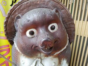 万盛庵本店の入り口ではタヌキの置物が迎えてくれる=南魚沼市