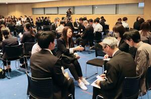 建設ディレクターの職域や社内での連携などについて意見交換する建設会社の社員ら＝新潟市中央区