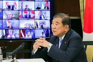 ウクライナに関する有志連合オンライン首脳会合に出席する石破首相=13日深夜、首相公邸(内閣広報室提供)