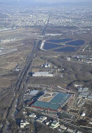 　次世代半導体の国産化を目指すラピダスの工場（手前）。奥は北海道千歳市の市街地