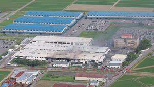 消火活動中の東芝ホームテクノの工場=16日、加茂市後須田