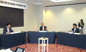 医師確保に向けた知事の会に出席した花角英世知事(中央)=24日、青森市