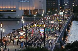 新潟の街が踊り手の熱気に包まれた大民謡流し=8月9日午後7時過ぎ、新潟市中央区の萬代橋