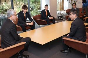 磯田達伸長岡市長(左)にシーズン終了を報告するアルビレックスBBの選手ら=4月23日、アオーレ長岡