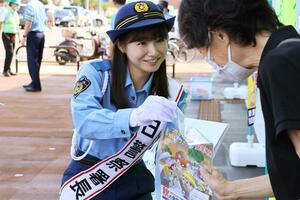 燕署の一日署長を務め、交通安全を呼びかけるフリーアナウンサーの矢田美沙希さん=燕市