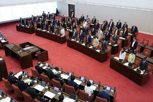 一般会計補正予算案など18議案を可決、承認した県議会6月定例会最終日の本会議=7月7日、県議会