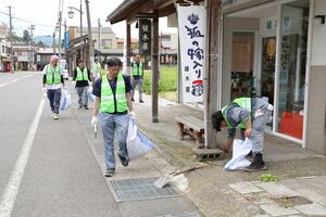 商店街の雑草を取り除く「クリーン作戦」の参加者=阿賀町津川