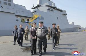 4月、新型駆逐艦の巡航ミサイルの試射を視察した北朝鮮の金正恩朝鮮労働党総書記(手前右)(朝鮮中央通信=共同)