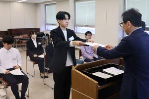 県内の大学生らが参加した「Niigata選挙カレッジ」の任命書交付式=5月14日、県庁
