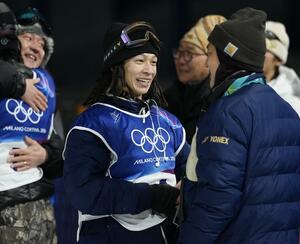 男子ハーフパイプ決勝３回目を終え、笑顔を見せる平野歩夢＝リビーニョ（共同）