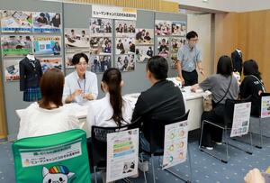 県内に拠点のある通信制高校がそれぞれの特色を紹介した合同相談会=31日、新潟市中央区