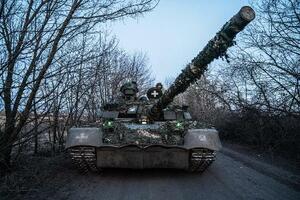 ウクライナ東部ドネツク州で戦闘に備えるウクライナ軍の戦車と兵士=2024年3月(ゲッティ=共同)
