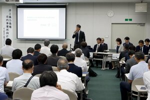 新潟県胎内市が市内の商工業者向けに開いた洋上風力発電事業についての説明会=胎内市新和町