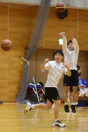 山口戦に向け、調整する濱田貴流馬（左）と長尾光輝（右）＝弥彦村