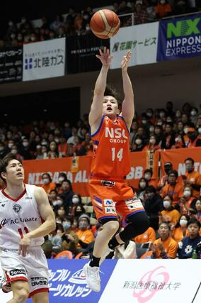 第４クオーター、ジャンプシュートを決める冨岡大地＝アオーレ長岡
