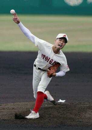 糸魚川－新発田農　１０奪三振を記録した糸魚川の先発、山岸宥稀＝長岡市悠久山