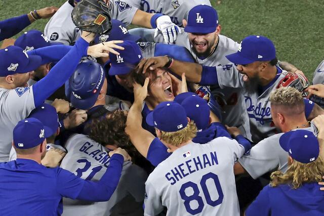 米大リーグ、ブルージェイズとのワールドシリーズ第７戦を制して２連覇を達成し、チームメートと喜ぶドジャースの山本由伸（中央）＝２日、トロント（ゲッティ＝共同）