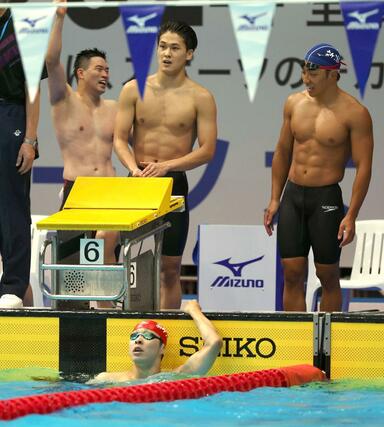 成年男子４００メートルメドレーリレー決勝　アンカーの鈴木基心（慶大）がフィニッシュしタイムを確認する新潟チーム＝９月１６日、佐賀市日の出２、ＳＡＧＡアクア