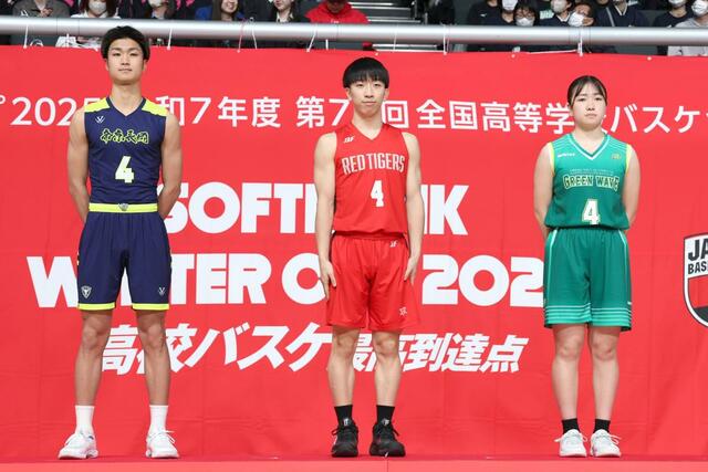 開会式で登壇する本県代表女子・新潟産大付の主将草壁紗寧（右）、男子・開志国際の主将北村優太（中央）、男子・帝京長岡の主将清水天太＝東京体育館