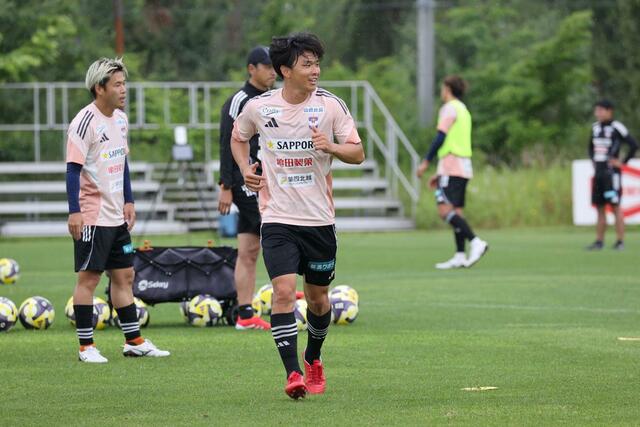 横浜M戦に向けて練習するMF藤原奏哉