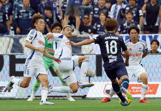 福岡－新潟　後半、相手のシュートを防ぎに行く、新潟の守備陣＝６月２１日、福岡市のベスト電器スタジアム