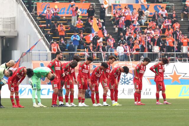 徳島－新潟　０－４と完敗し、力なく整列する新潟の選手たち＝鳴門大塚