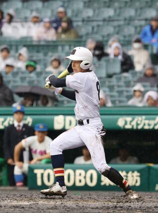 チーム２安打の２安打を一人で放った日本文理の安達煌栄千。写真の場面は８回１死、中前打を放つ安達＝２５日、甲子園球場