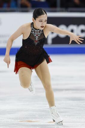 女子SP 演技する渡辺倫果=レークプラシッド(共同)