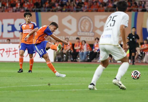 前半、ＭＦダニーロ・ゴメスがゴールを狙う＝デンカビッグスワン