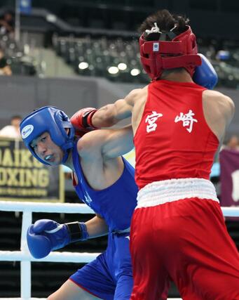 ボクシング・ライトウエルター級２回戦　左の強打で攻める開志学園の左近颯大（左）＝佐賀県ＳＡＧＡアリーナ