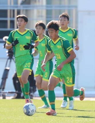 尚志―帝京長岡　前半、ドリブルで持ち上がる帝京長岡のＭＦ茂木勇樹＝浦和駒場スタジアム