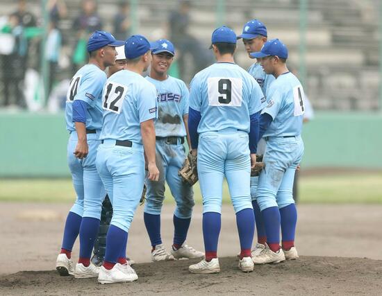加茂暁星－五校連合　４回ピンチでマウンドに集まる加茂暁星ナイン＝９月６日、新発田市五十公野公園野球場
