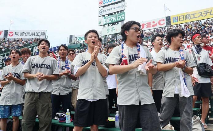 声援を送る中越高校のOBら=13日、甲子園球場
